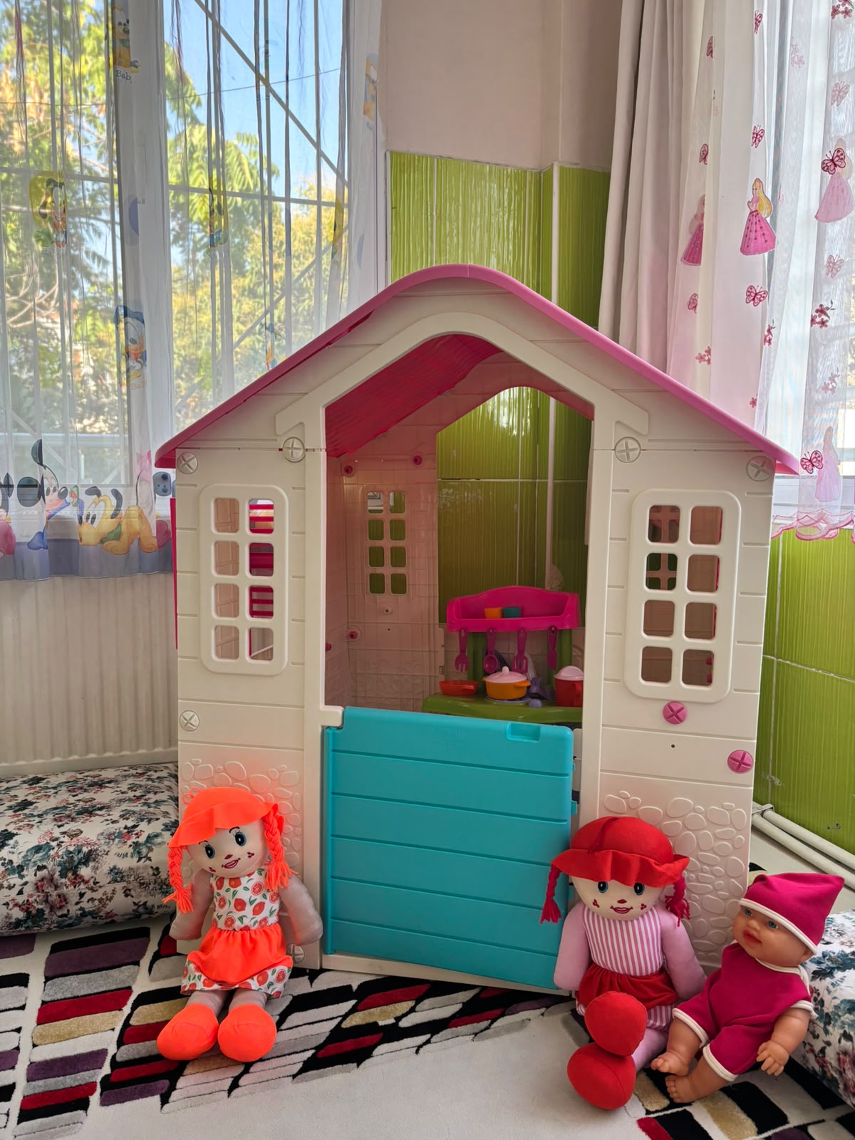 Oyuncak bebekler ve oyun evi bulunan sınıf köşesi