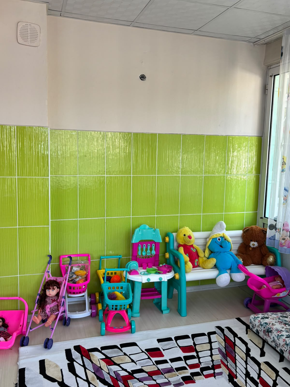 Oyuncaklar ve peluşlarla düzenlenmiş sınıf köşesi